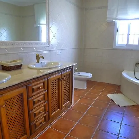 R1044 - Karina Vila Nerja